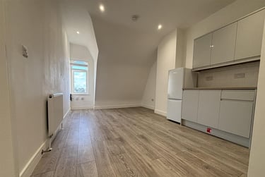 2 bed flat, Salisbury Road, Southsea, Portsmouth, PO49QY - Image 2